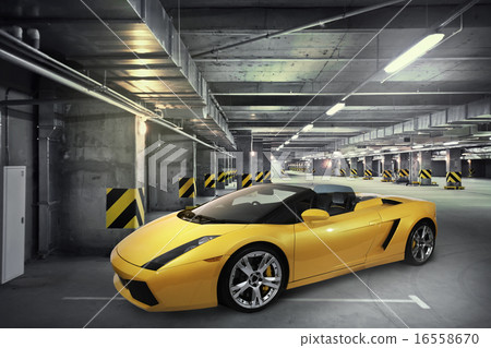 圖庫照片: sports car parked in basement carpark