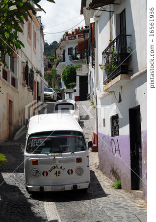 Mexico Taxco Running in the alleyway Bus and taxi 16561936