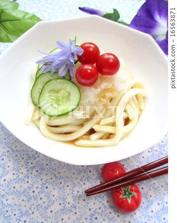 在夏天冷面的美味食物 16563871