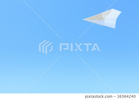 在透明的藍天的紙飛機跳舞 16564240
