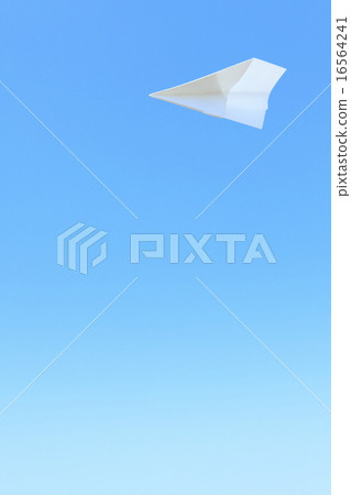 在透明的藍天的紙飛機跳舞 在透明的藍天的紙飛機跳舞 16564241