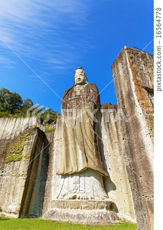 Peace Otani and the blue sky 16564778