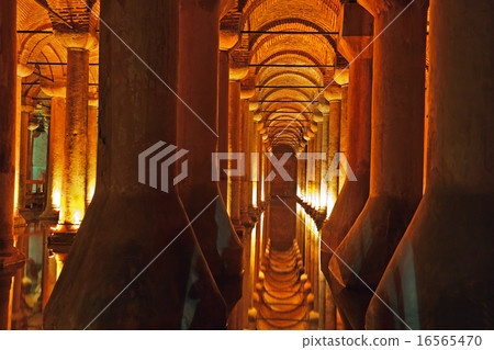 Underground water Basilica Cistern - Istanbul 16565470