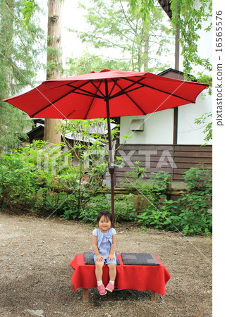 A child to take a rest at a tea room 16565576