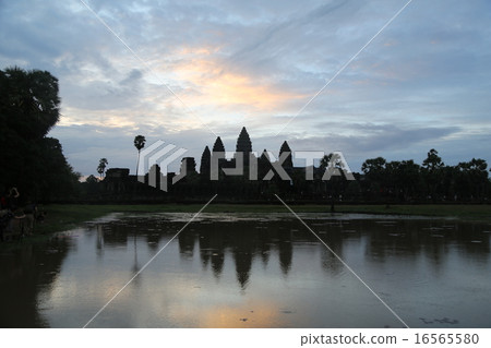Morning glow of Angkor Wat 16565580