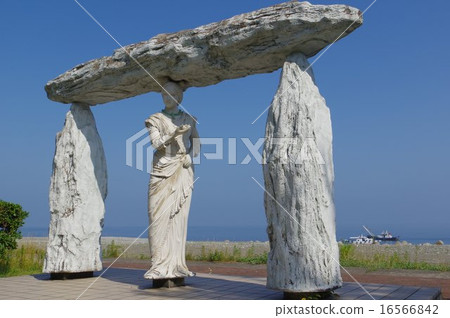 在新潟Itoigawa Aoumi海岸的Nigawa河比率銷售（Nukawa wowome）雕像 16566842