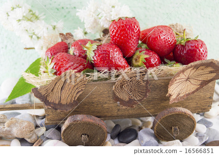 Strawberries on miniature old carts Strawberries on miniature old carts 16566851