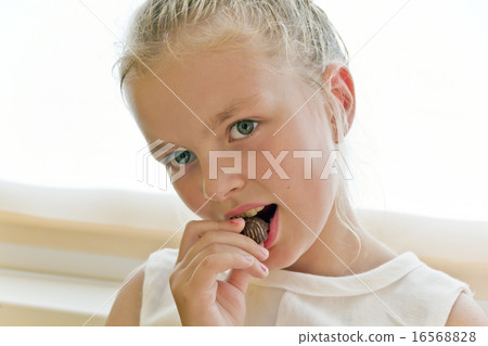 Eating cute girl 16568828