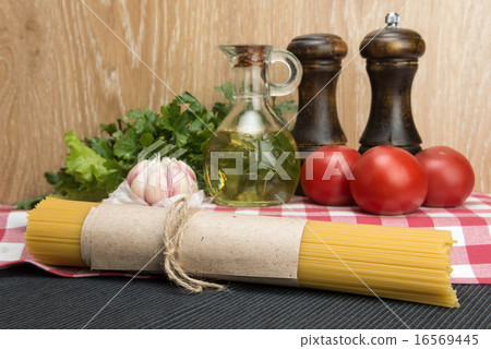 spaghetti and ingredients for seasoning 16569445