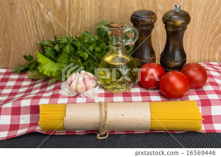 spaghetti and ingredients for seasoning 16569446