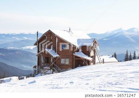 Winter small house 16571247
