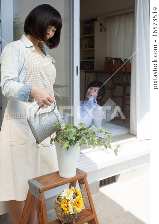 Gardening image in the garden 16573519