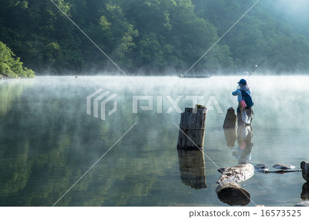 People who fly fish at Okudadenko lake in Uonuma City, Niigata Prefecture, Okadadenko Fog 16573525