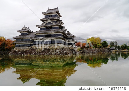 Matsumoto Castle in autumn rain 16574328