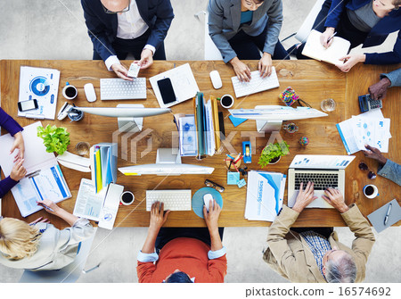 圖庫照片: group of business people working in the office