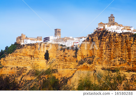 View of historic district in Arcos de la Frontera 16580288