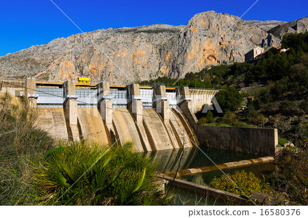 Day view of dam at Chorro river 16580376