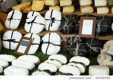 Market counter with caprine cheese 16580568