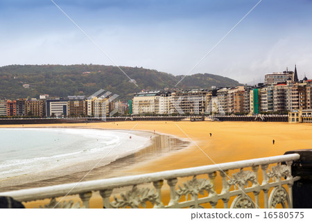 La Concha bay in autumn time at San Sebastian La Concha bay in autumn time at San Sebastian 16580575