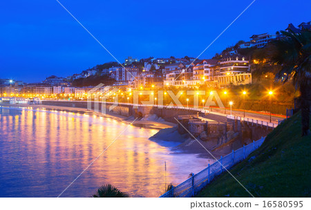 Bay of La Concha in autumn evening at Donostia Bay of La Concha in autumn evening at Donostia 16580595