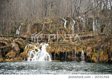 Walk of Plitvice Lakes National Park 16581488