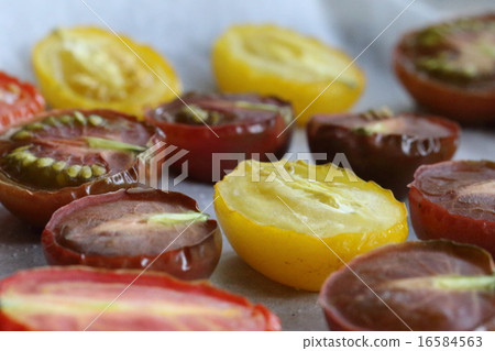Dry tomato Dry tomato 16584563