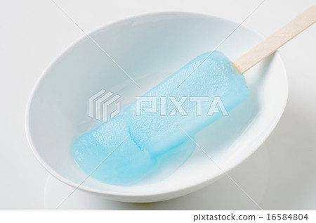 冰棒融化(橢圓形板中的1個•融化並碎裂) 冰棒融化(橢圓形板中的1個•融化並碎裂) 16584804