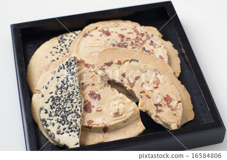 South rice crackers (taken diagonally from the side) 16584806