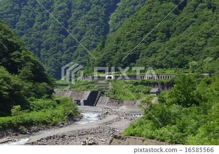 Distant view of the sunroid group of National Road No. 148 along the Himekawa Valley, Niigata Prefecture (sideways) 16585566