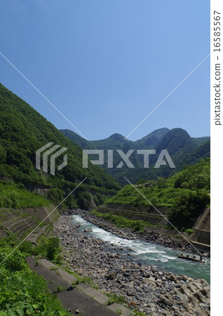 Distant view of the sunroid group of National Road No. 148 along the Himekawa Valley, Niigata Prefecture (Vertical) 16585567