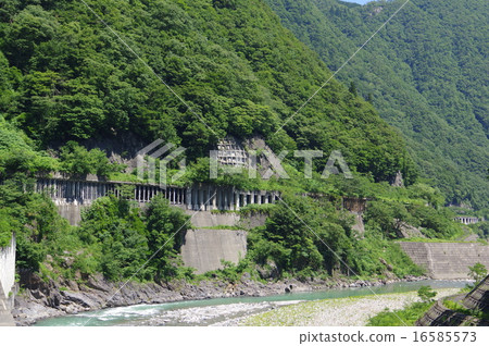 Expansion of the gates of the 148th National Road along the Himekawa Valley in Niigata Prefecture (sideways) 16585573