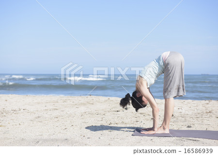 Yoga at the sea 16586939
