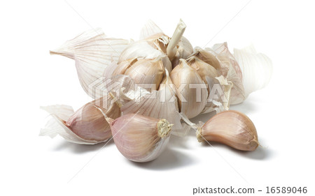 Loose garlic natural isolated on white background 16589046