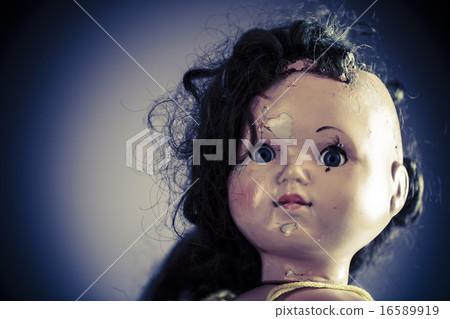 head of beatiful scary doll like from horror movie 16589919