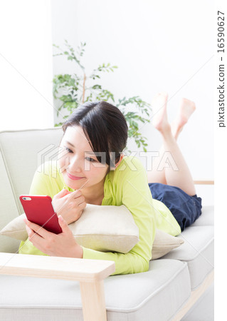 使用智能手機的女人 16590627