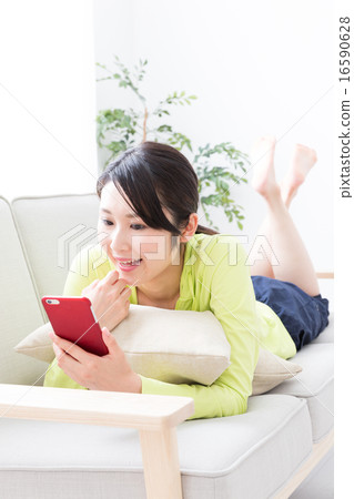 使用智能手機的女人 16590628