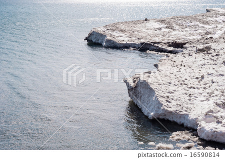 Dirty ice edge and melting floes at water. 16590814