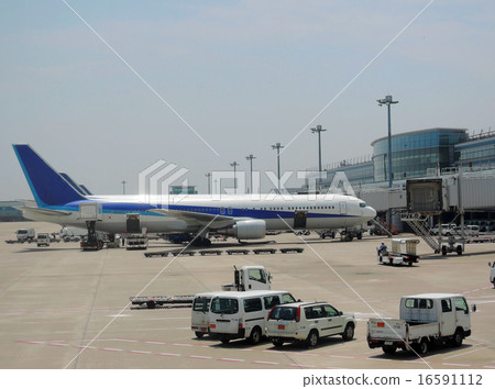 等待在東京國際機場圍裙的客機 16591112