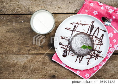 chocolate lava cake 16591328