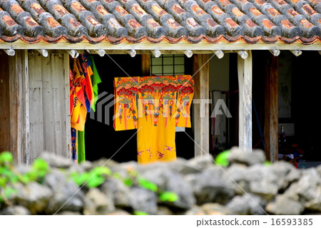 紅色形狀的Ryukai和服和紅色瓦片老唐樓 紅色形狀的Ryukai和服和紅色瓦片老唐樓 16593385