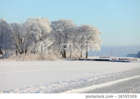 Frozen lake 16595309