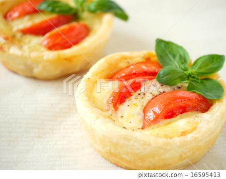 Quiche of tomato and mozzarella (horizontal position) 16595413