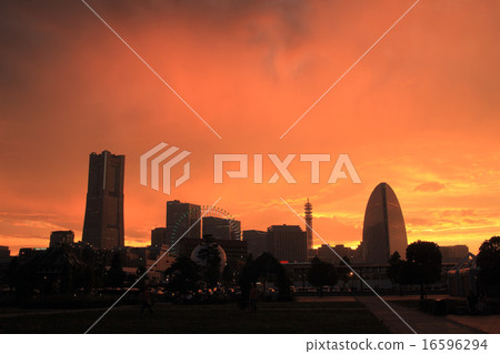 Yokohama Minato Mirai在夕陽下染色 16596294