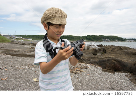 一個孩子在海灘拍攝。小攝影師（三浦半島，長濱海岸） 16597785