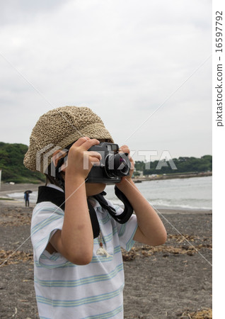 一個孩子在海灘拍攝。小攝影師（三浦半島，長濱海岸） 16597792