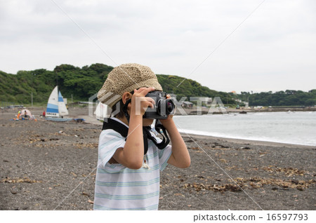 一個孩子在海灘拍攝。小攝影師(三浦半島,長濱海岸) 一個孩子在海灘拍攝。小攝影師(三浦半島,長濱海岸) 16597793