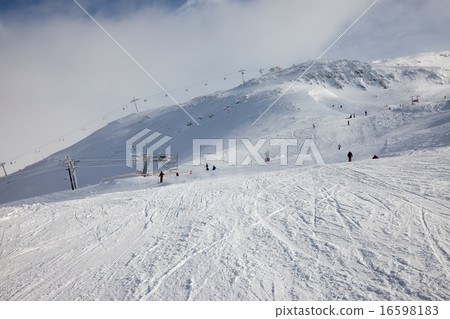 Skiing 16598183