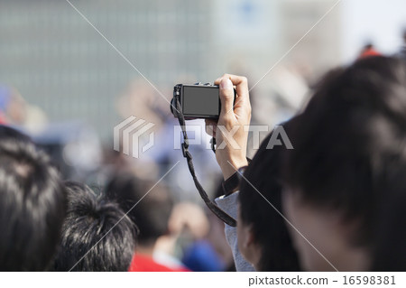 觀眾在事件中拍攝 16598381