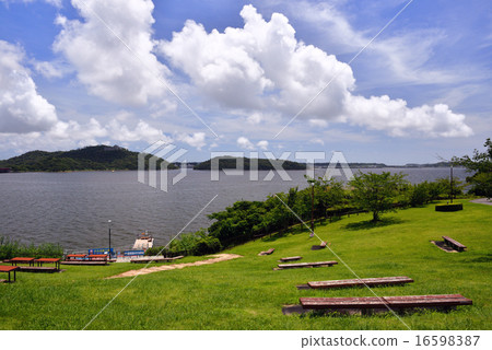 哈馬納湖在夏天 16598387