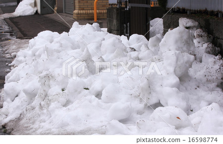 在住宅區下雪的雪 16598774
